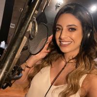 Ana Paula Torquetti no comercial da Vinac Consórcios. Cantando com o Porquinho da Vinac