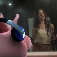 Ana Paula Torquetti no comercial da Vinac Consórcios. Cantando com o Porquinho da Vinac