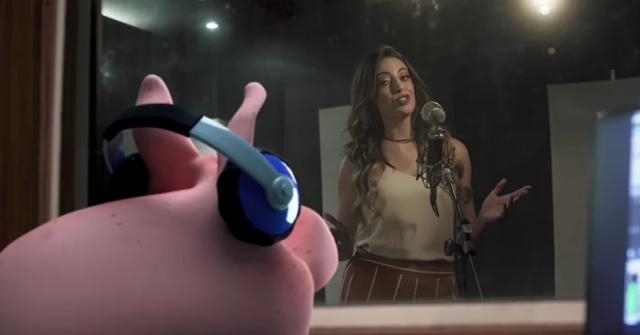 Ana Paula Torquetti cantando com Porquinho da Vinac (Foto: Reprodução/ Vinac Consórcios)