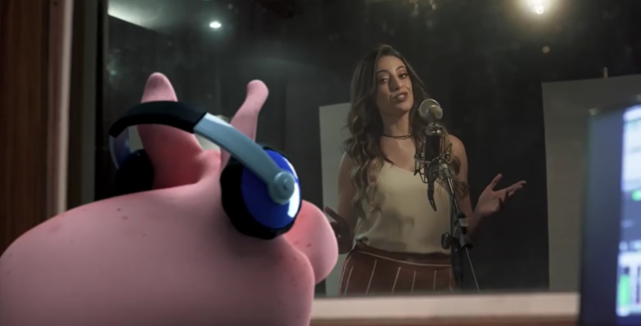 Assista ao comercial da Vinac Consórcios com Ana Paula Torquetti cantando com o mascote. Veja também os bastidores.
