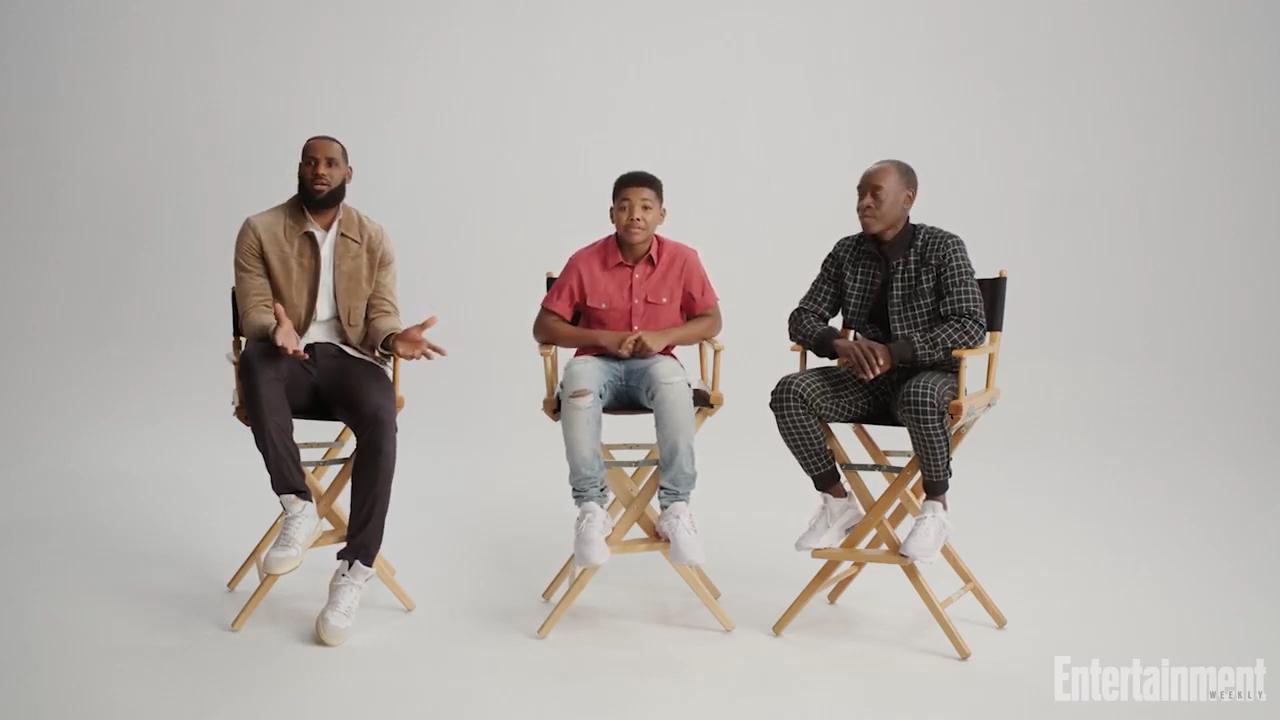 Space Jam: Um Novo Legado. Cenas com filmes de LeBron James e os desenhos da Looney Tunes