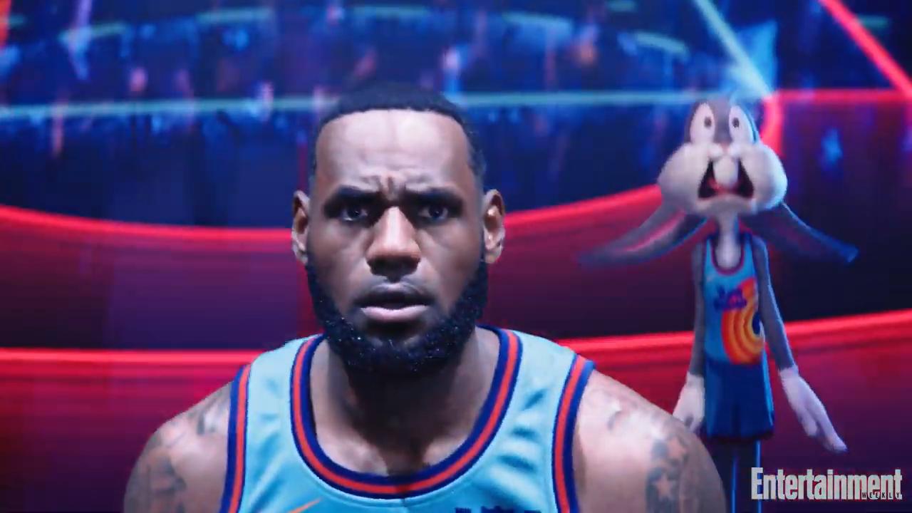 Space Jam: Um Novo Legado. Cenas com filmes de LeBron James e os desenhos da Looney Tunes