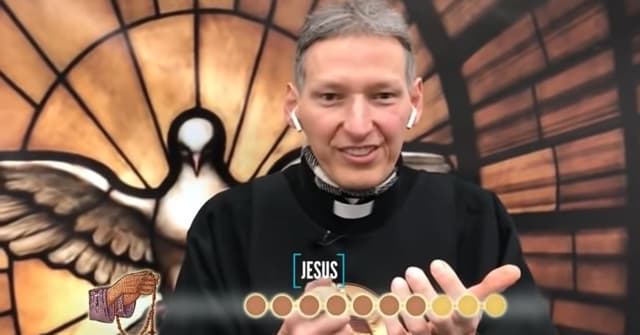 Padre Marcelo Rossi com o corpo diferente na igreja (Foto: Reprodução/ YouTube)