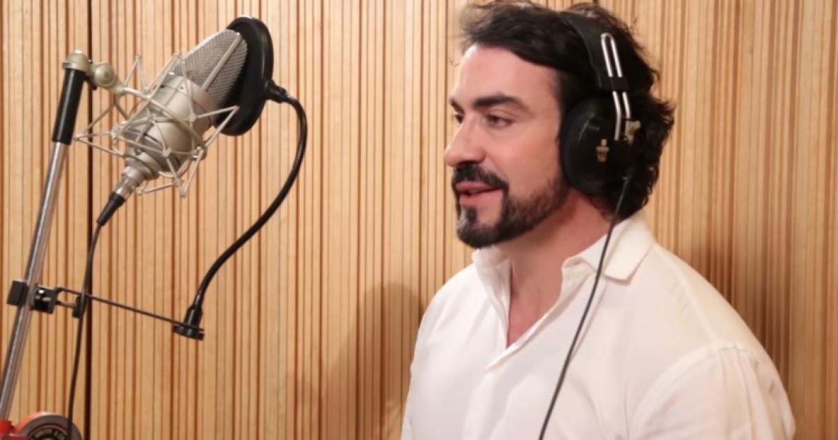 Padre Fábio de Melo cantando em show