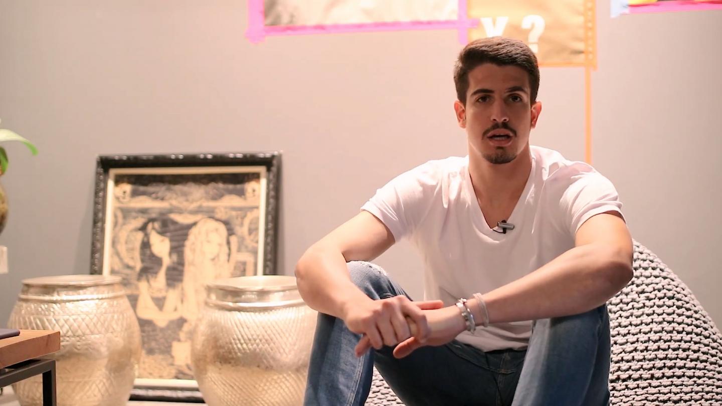 OsPaparazzi destaca homenagem para Enzo Celulari em formato de Wikipédia. Qual é a idade, a altura, a profissão? Filho de Claudia Raia e Edson Celulari. Contamos tudo!