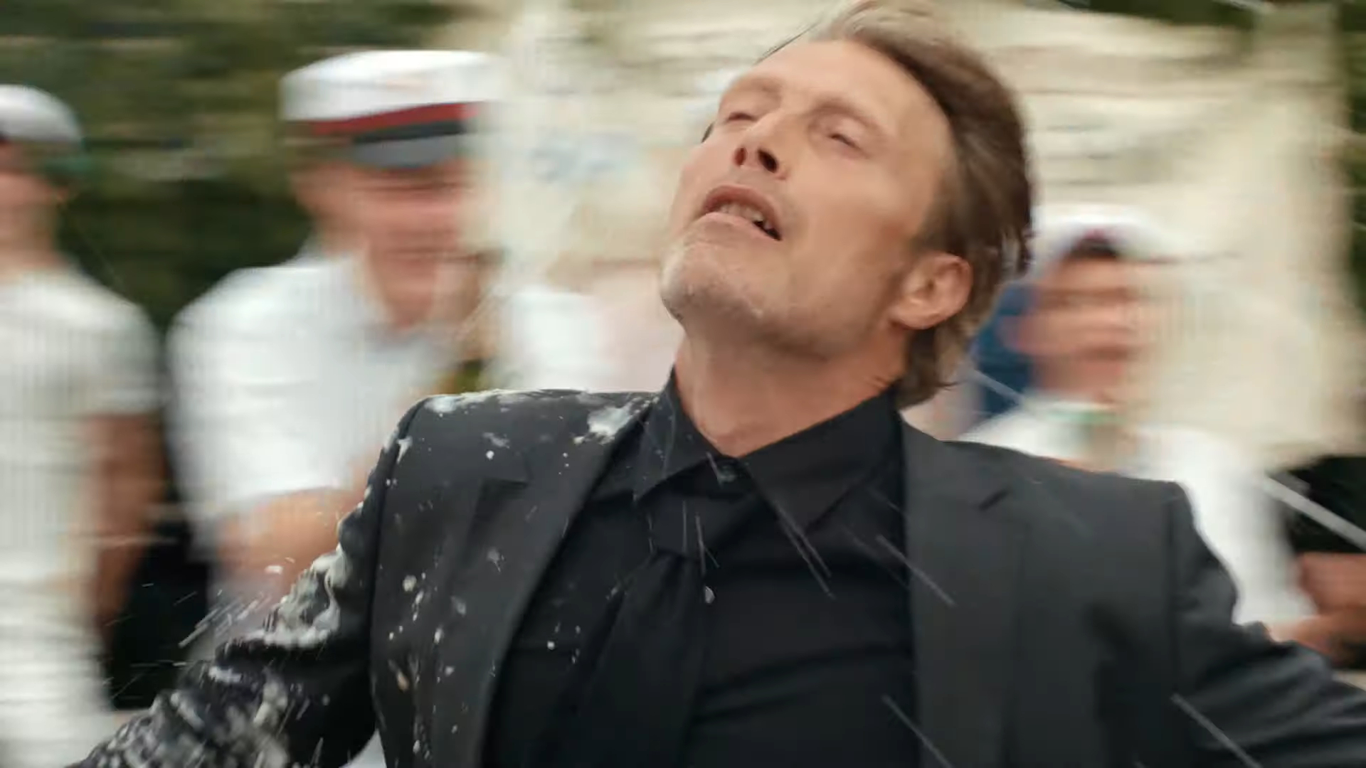 Mads Mikkelsen dançando a coreografia de What A Life no filme Druk, indicado ao Oscar 2021 (Foto: Reprodução/ YouTube)