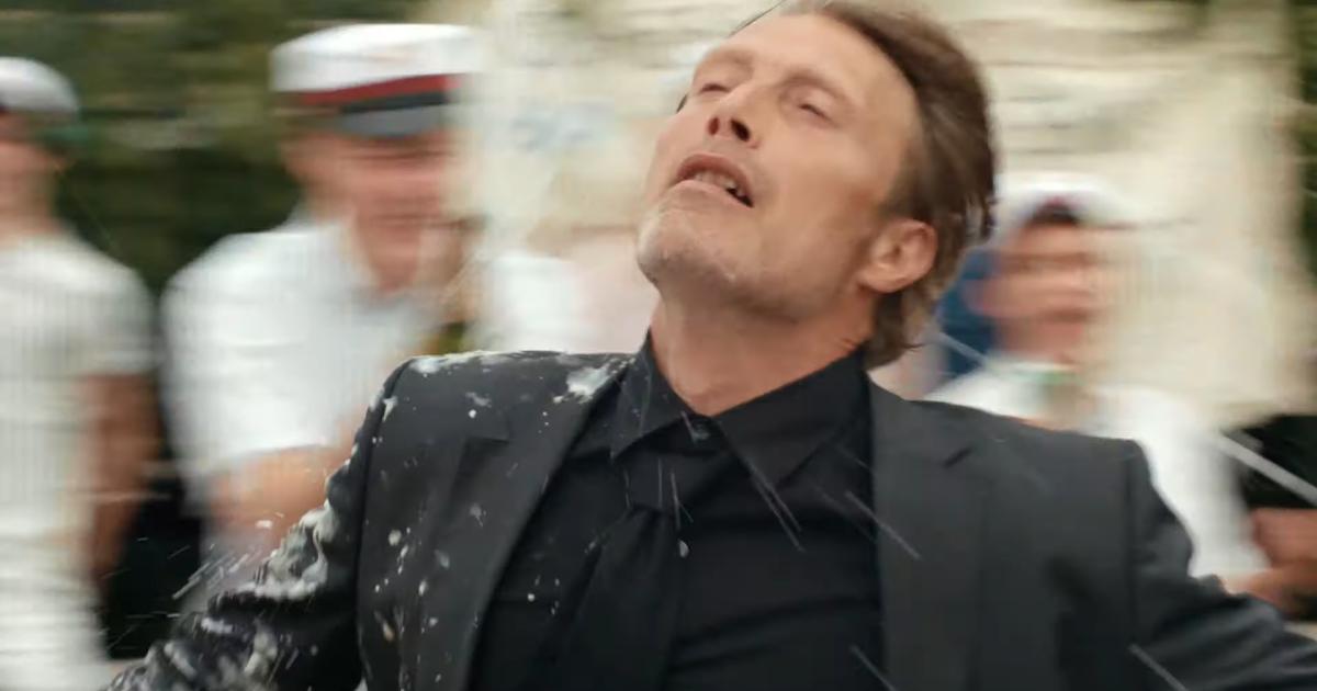 Mads Mikkelsen dançando a coreografia de What A Life no filme Druk, indicado ao Oscar 2021