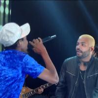 Lucas Penteado e Projota cantando na final do BBB 21 a música Muleque de Vila