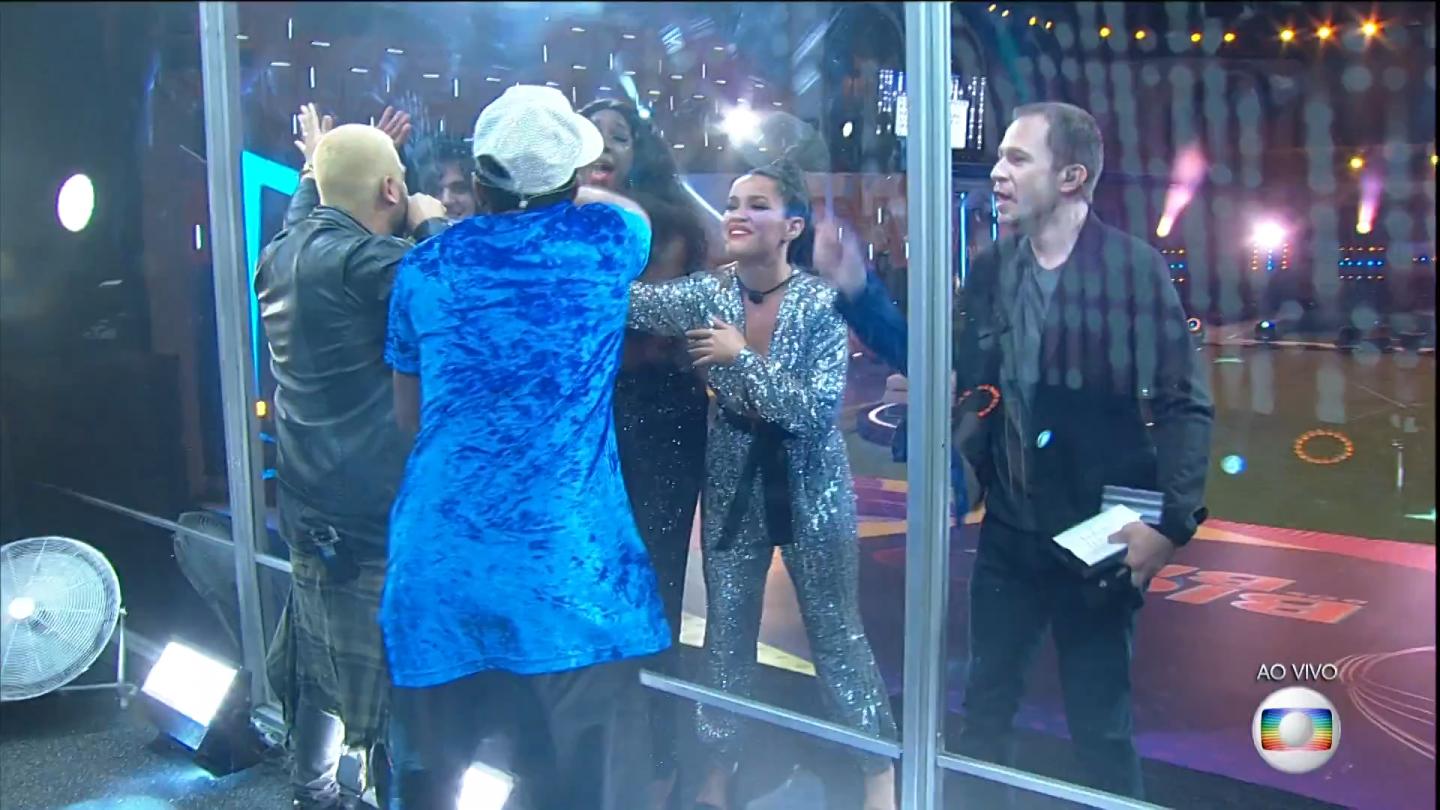 Lucas Penteado e Projota cantando na final do BBB 21 a música Muleque de Vila