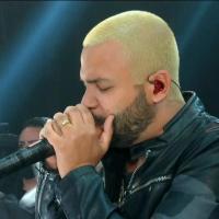 Lucas Penteado e Projota cantando na final do BBB 21 a música Muleque de Vila