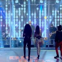 Lucas Penteado e Projota cantando na final do BBB 21 a música Muleque de Vila