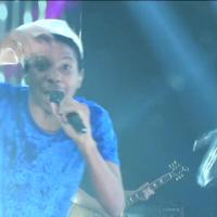 Lucas Penteado e Projota cantando na final do BBB 21 a música Muleque de Vila