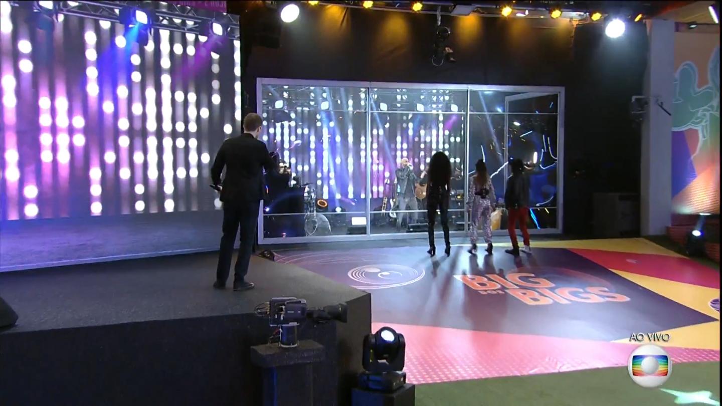 Lucas Penteado e Projota cantando na final do BBB 21 a música Muleque de Vila
