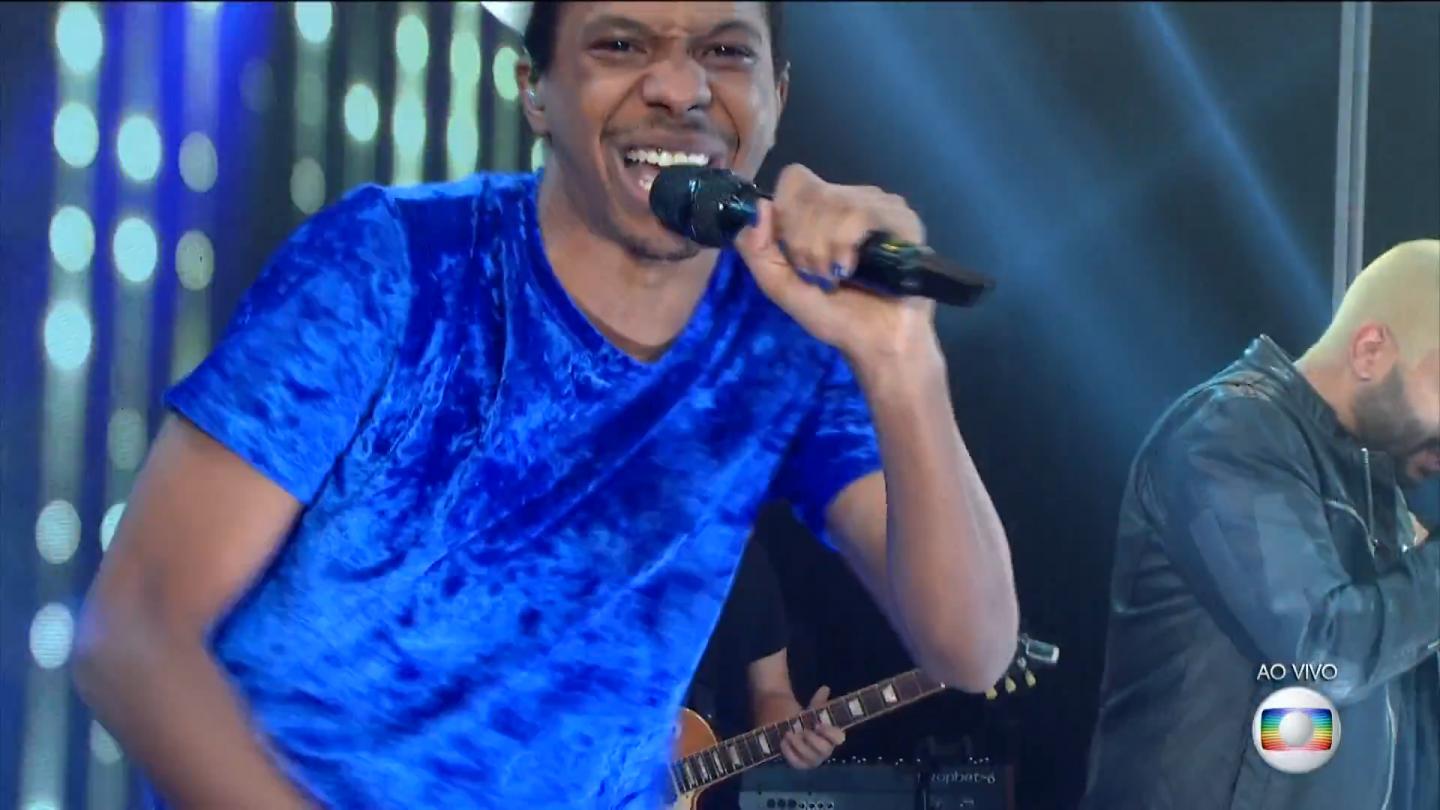 Lucas Penteado e Projota cantando na final do BBB 21 a música Muleque de Vila