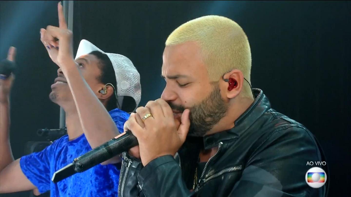 Lucas Penteado e Projota cantando na final do BBB 21 a música Muleque de Vila
