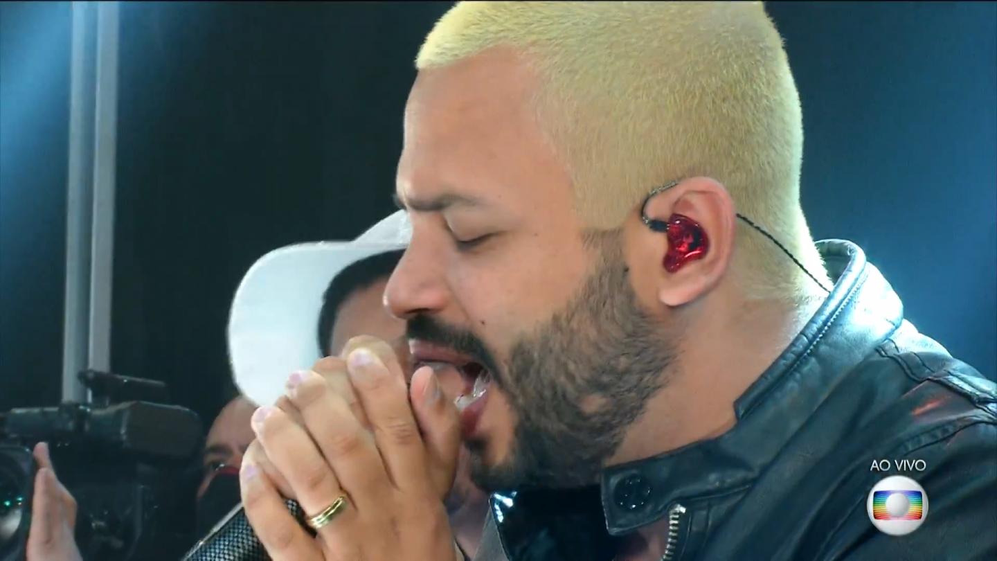 Lucas Penteado e Projota cantando na final do BBB 21 a música Muleque de Vila