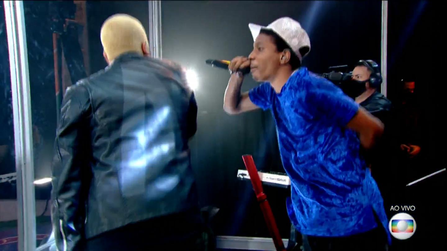 Lucas Penteado e Projota cantando na final do BBB 21 a música Muleque de Vila