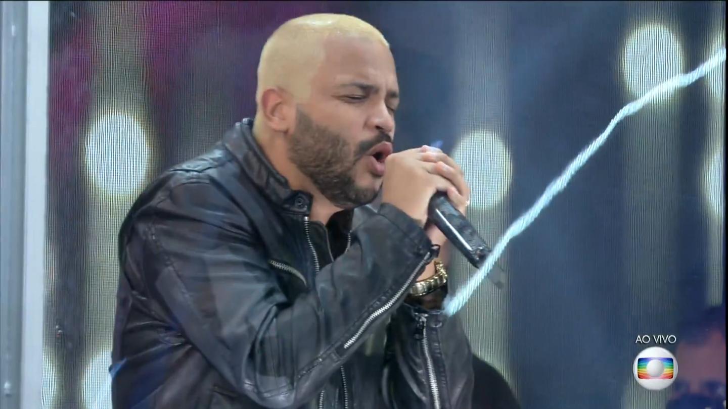 Lucas Penteado e Projota cantando na final do BBB 21 a música Muleque de Vila