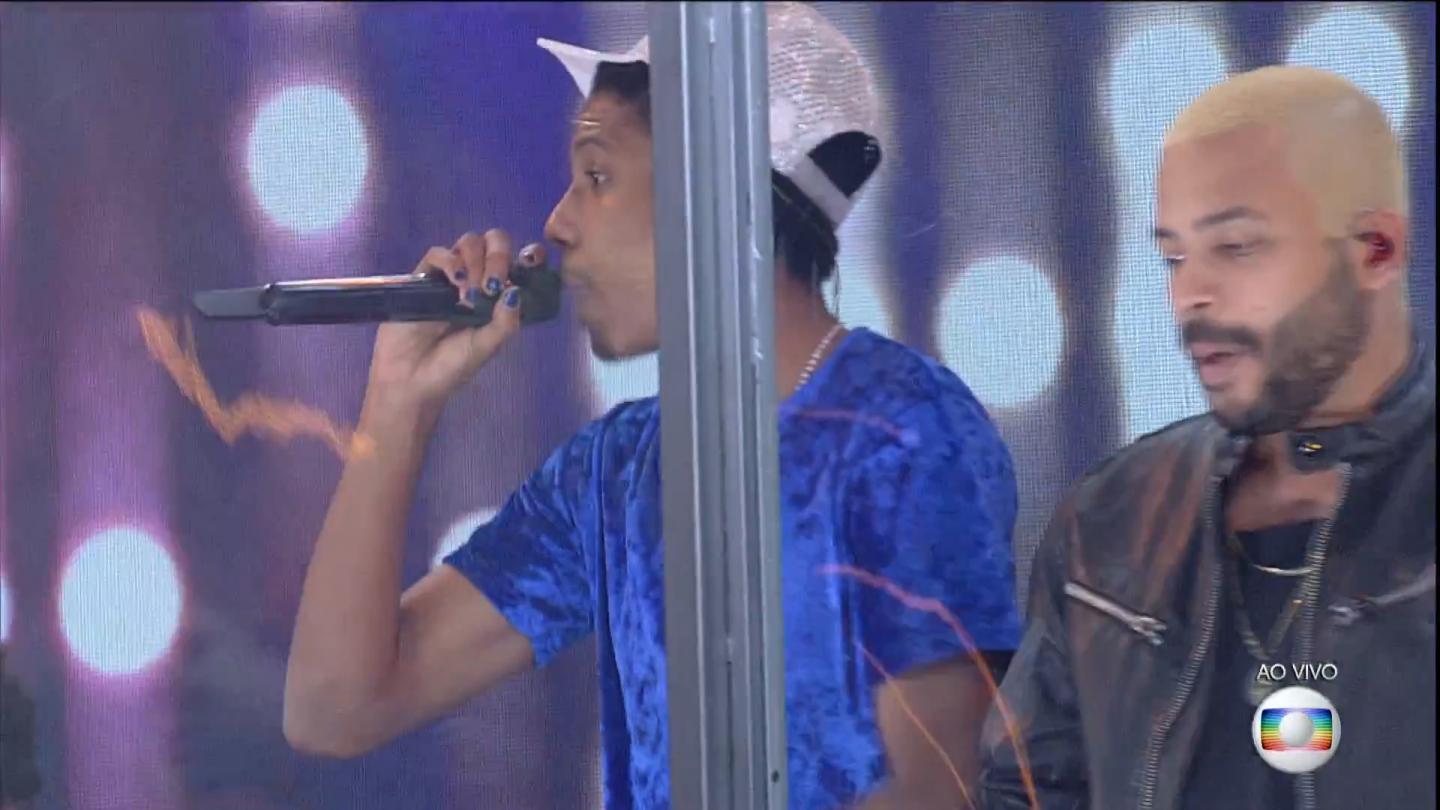 Lucas Penteado e Projota cantando na final do BBB 21 a música Muleque de Vila