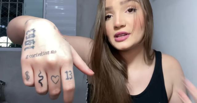 Anna Livya Padilha ex-Chiquitita mostra tatuagem (Foto: Reprodução/ YouTube)