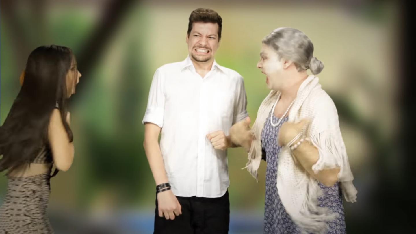 Sogra, filho e a namorada do filho. Vídeo do canal Galo Frito brinca com relacionamento entre sogra e nora