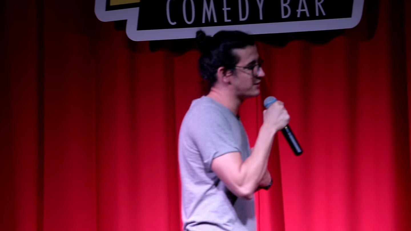 Tem Hillarius Comedy Bar em São José dos Campos SP