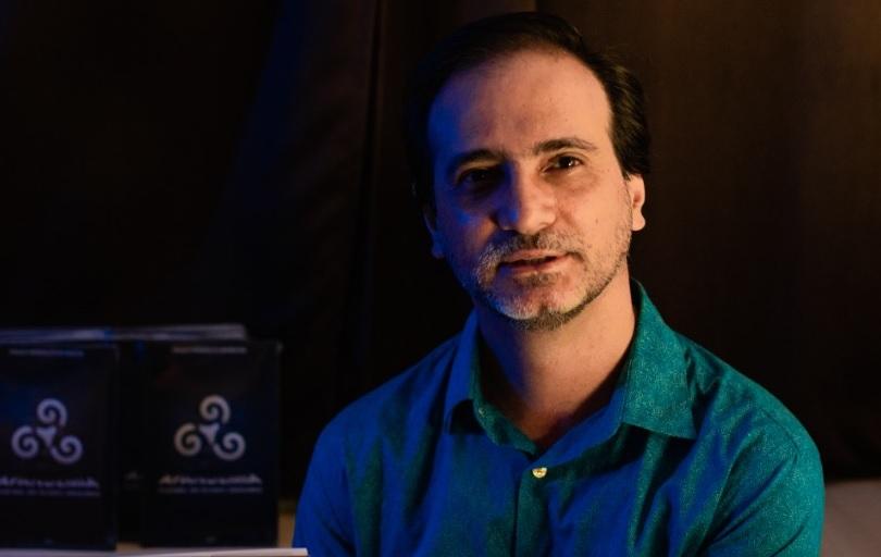Escritor, educador e filósofo lança livro sobre 'pandemia' na educação brasileira e aborda como profissionais de educação, alunos e responsáveis precisam estabelecer uma cooperação para que o ensino se torne eficaz para todos