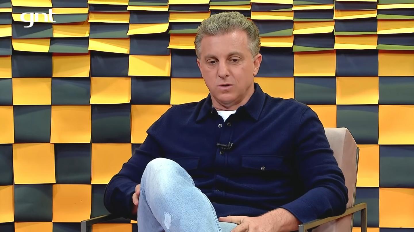 Emicida no Papo de Segunda do GNT com participação de Luciano Huck