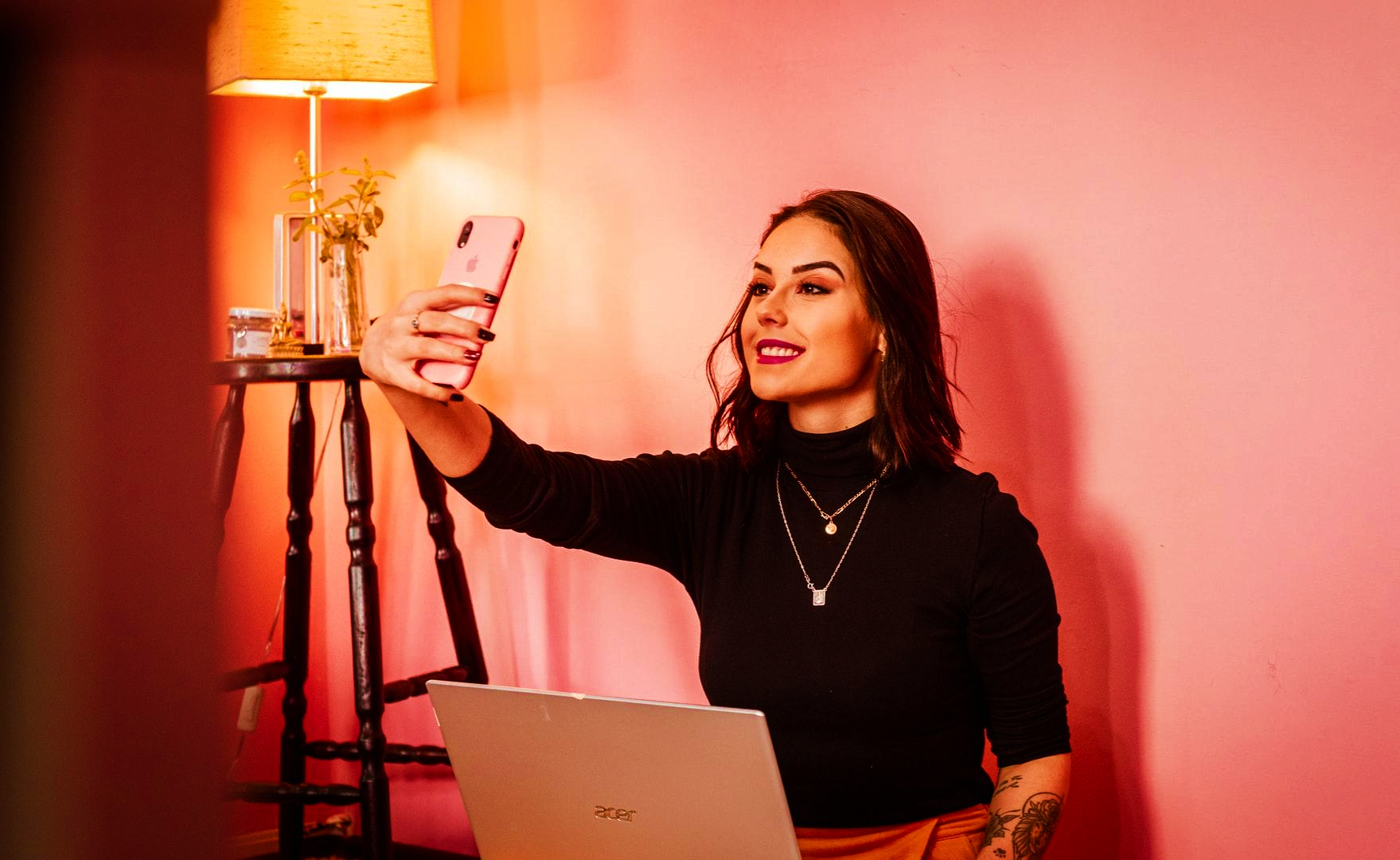 Influenciadora digital posta selfie nas redes sociais
