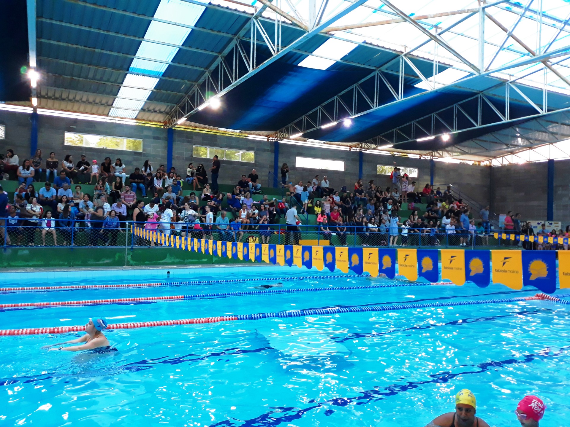 Falo sobre os benefícios da natação infantil e da piscina para o desenvolvimento dos nossos filhos; quantas vezes por semana? Saiba tudo!
