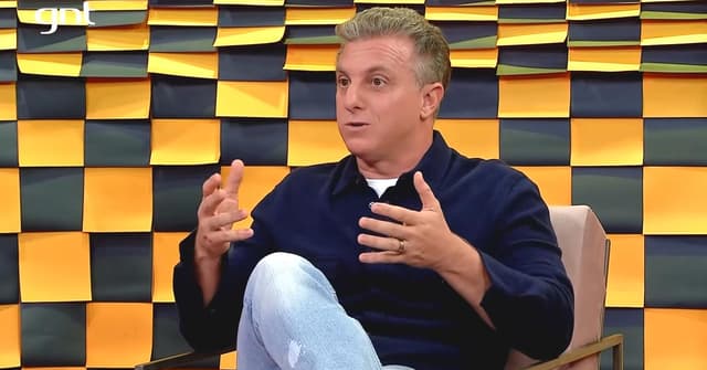 Conheça a biografia do apresentador da Rede Globo em formato de Wikipédia. Substituiu Faustão nos domingos e descartou concorrer à presidência do Brasil