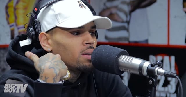 A discografia completa, as curiosidades da vida pessoal; mostramos quem é Chris Brown em formato de Wikipédia