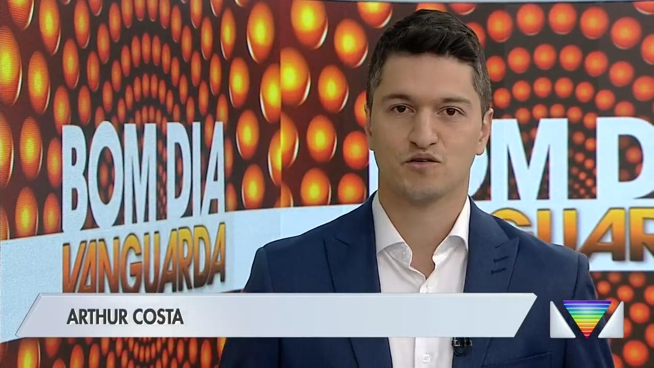 Jornalista Arthur Costa apresentando o Bom Dia Vanguarda, na TV Vanguarda (Foto: Reprodução/ Globoplay)