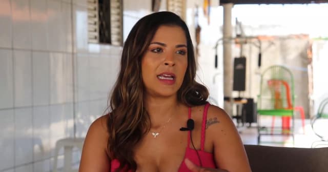Ex-BBB Gyselle Soares em entrevista sobre biografia (Foto: Reprodução/ YouTube)