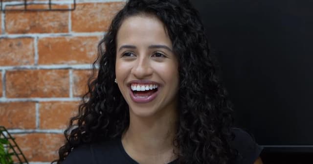 Karol Alves, a Raíssa e Aventureira Amarela dos filmes de Luccas Neto (Foto: Reprodução/ YouTube)