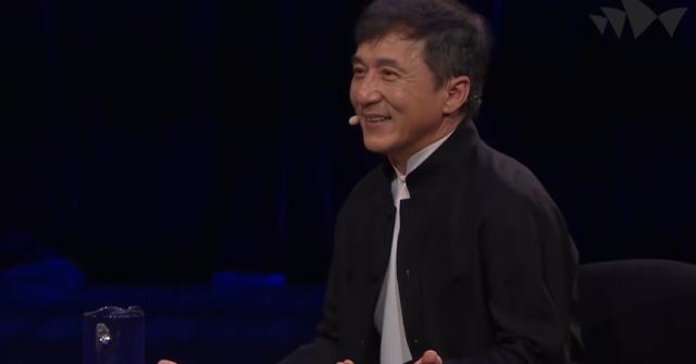 Jackie Chan em entrevista sobre biografia (Foto: Reprodução/ YouTube)