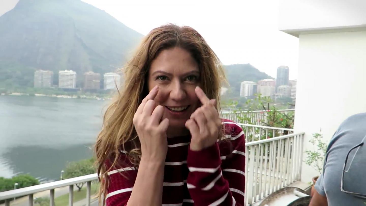 Patrícia Pillar em entrevista (Foto: Reprodução/ YouTube)