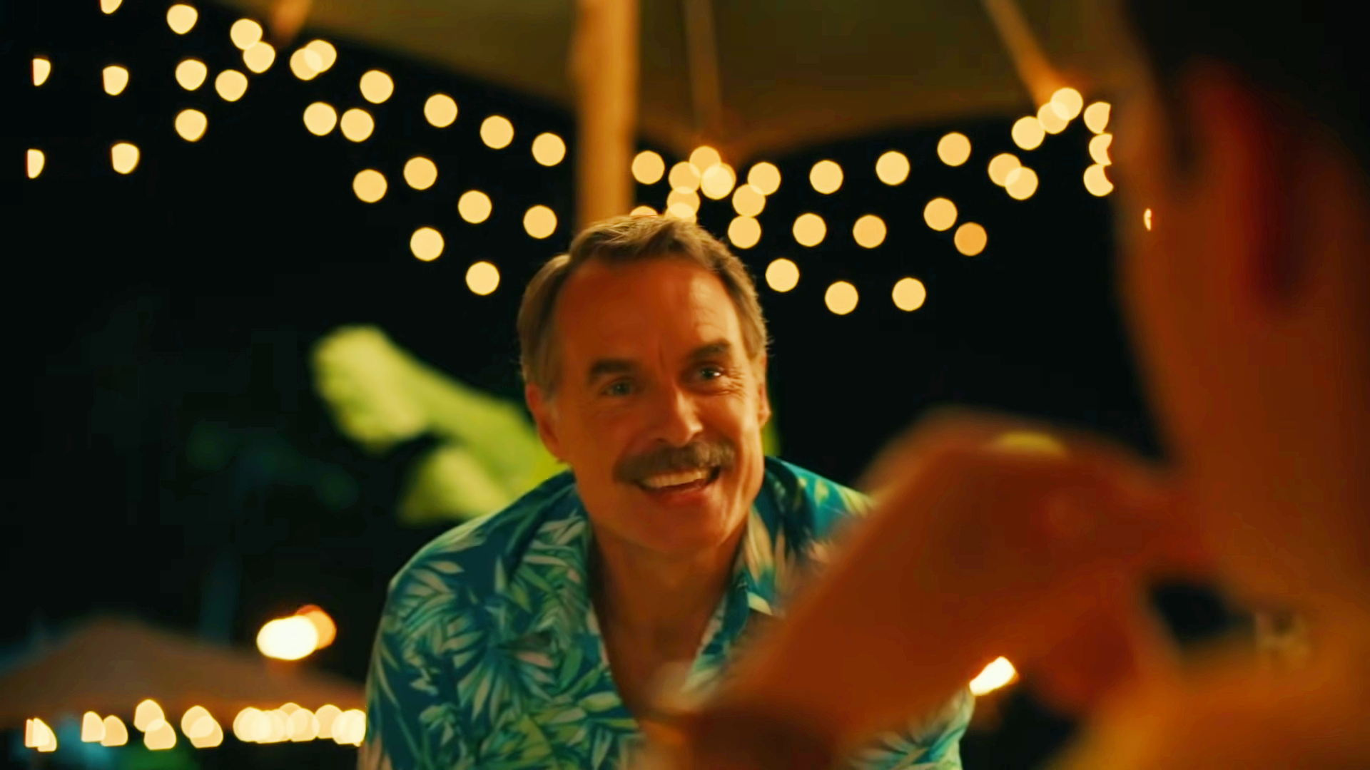 Armond em The White Lotus série da HBO Max (Foto: Reprodução/ HBO Max)