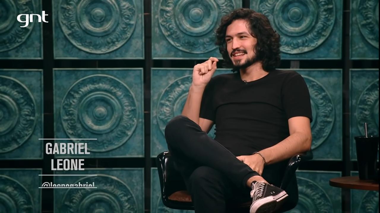 Gabriel Leone em entrevista sobre biografia