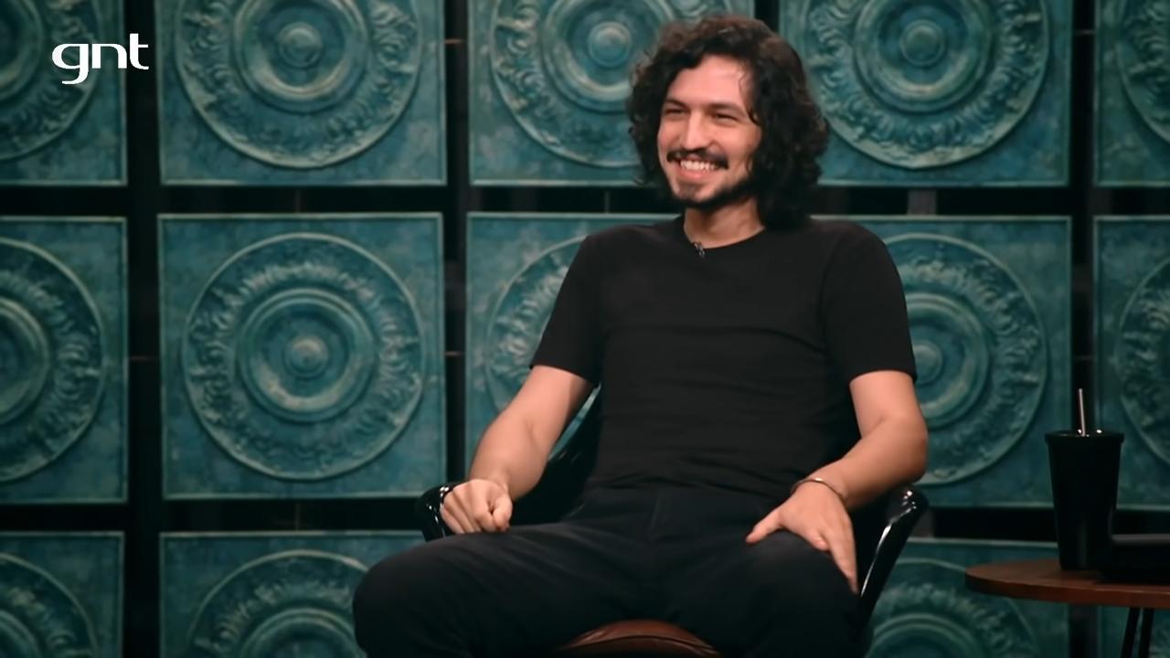 Gabriel Leone em entrevista sobre biografia