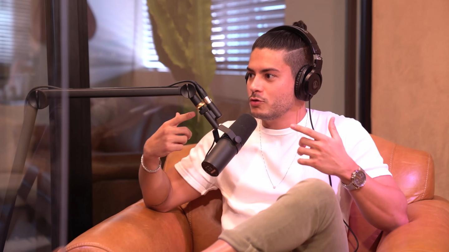 Arthur Aguiar em fotos da biografia antes do BBB 22 (Foto: Reprodução/ YouTube)
