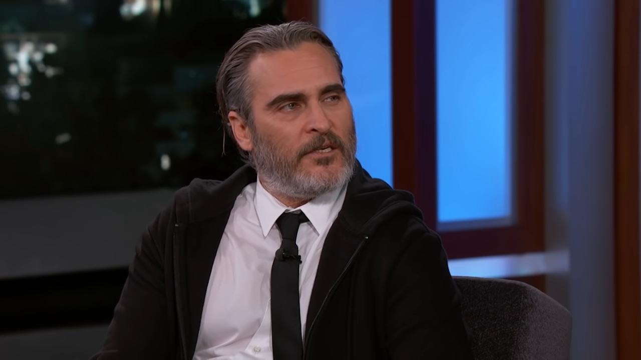 Joaquin Phoenix em entrevista sobre biografia (Foto: Reprodução/ YouTube)