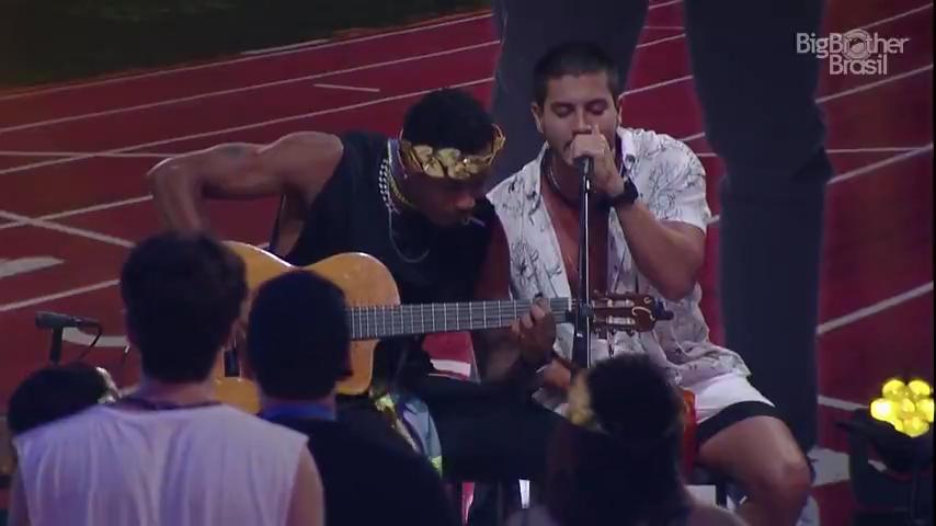 Arthur Aguiar e Paulo André cantando na festa do líder PA