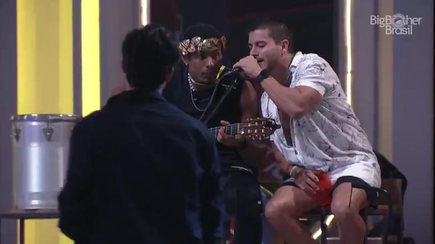 Arthur Aguiar e Paulo André cantando na festa do líder PA
