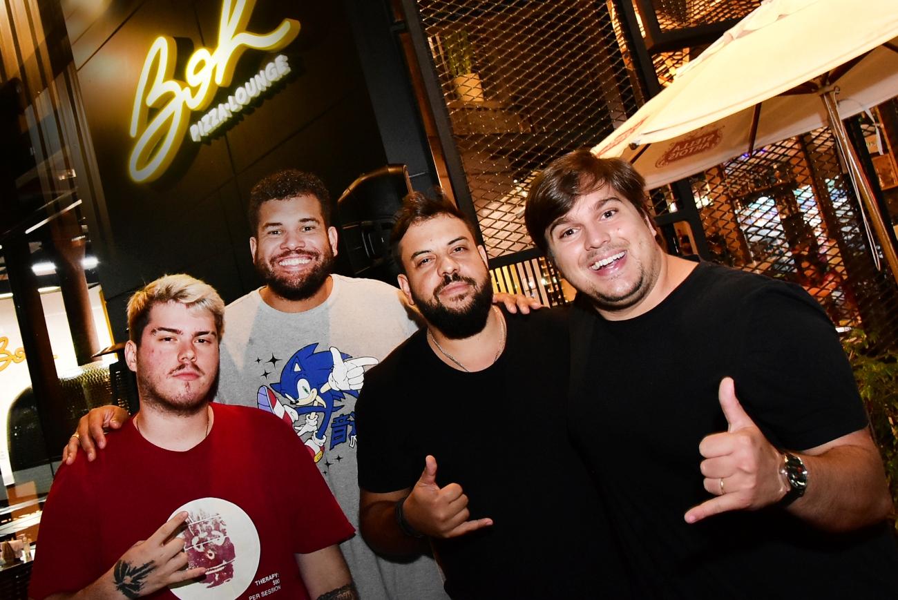 Lucas Salles no Boh Pizza Lounge em São José dos Campos