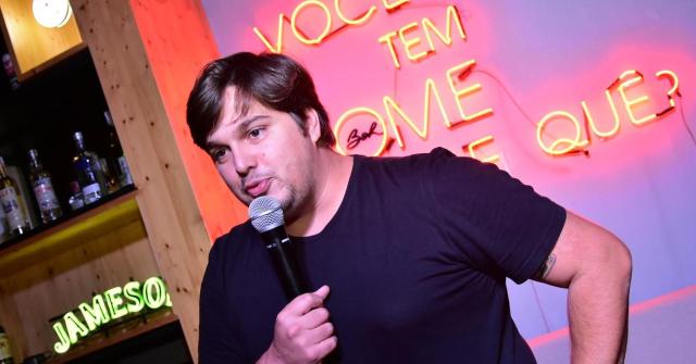 Lucas Salles faz comédia stand-up em São José
