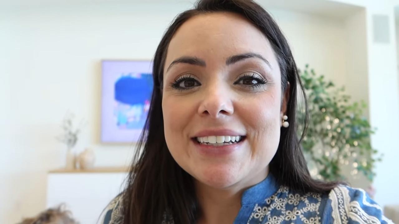 Flavia Calina em biografia com filhos e marido (Foto: Reprodução/ YouTube)