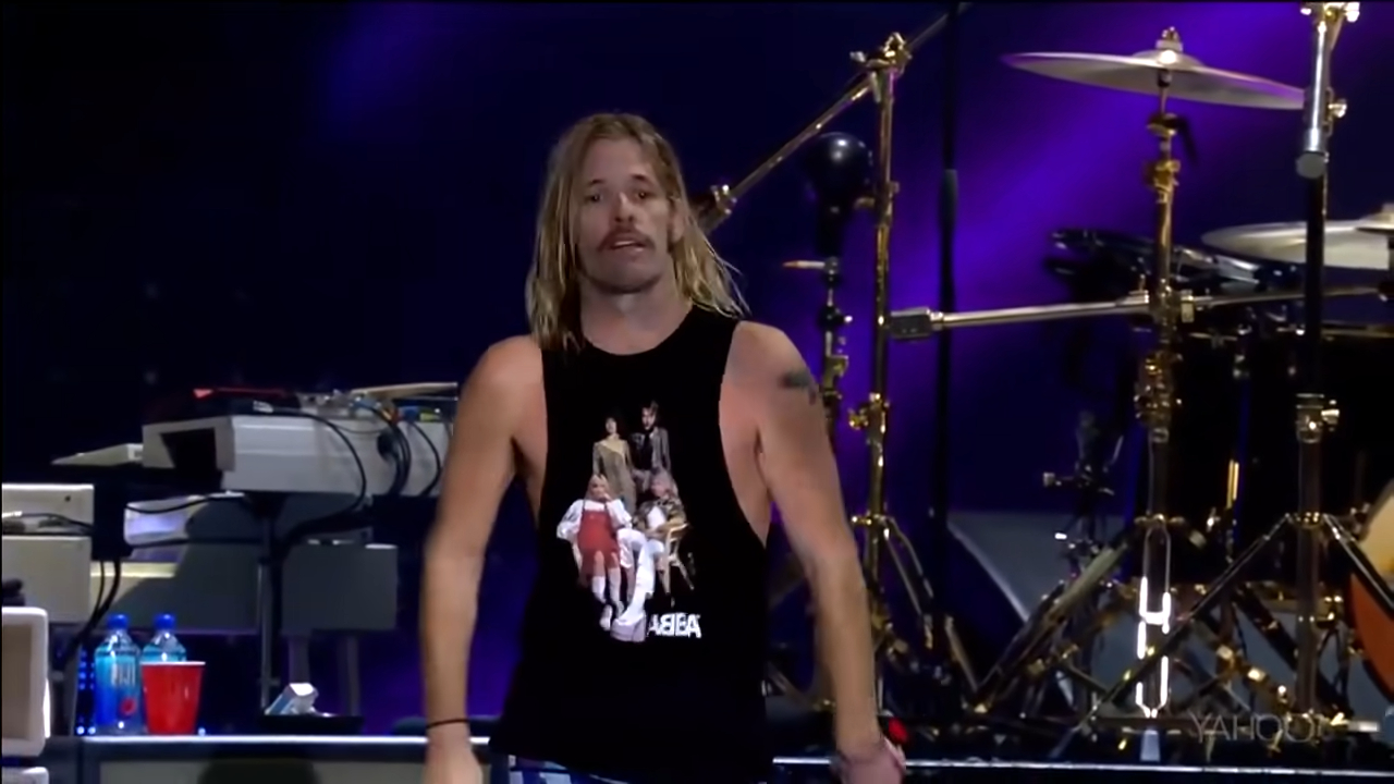 Taylor Hawkins cantando em show do Foo Fighters