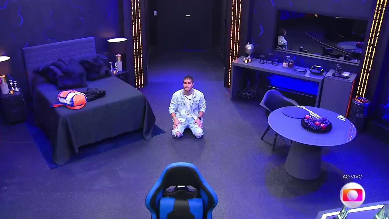 Arthur Aguiar na Sala de Controle do BBB 22, o Big Boss no Quarto Secreto