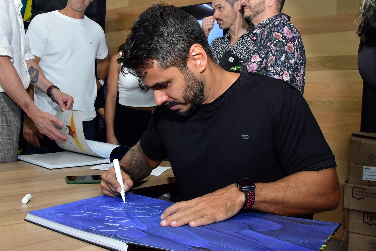 Fotógrafo Ricardo Martins apresenta livro na P1 Mortorsports em São José dos Campos; acompanhe as fotos